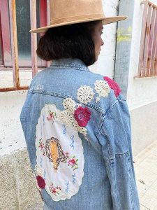 https://www.queridatialola.es/producto/chaqueta-eva/ chaqueta upcycling